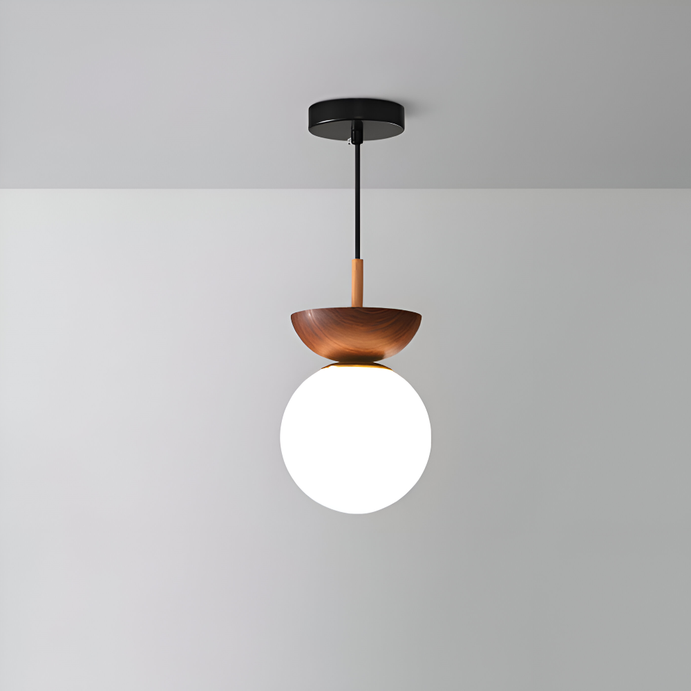 Pendellampa Perle LED-taklampa. Japansk design med pärlor, valnöt och energieffektiv belysning.