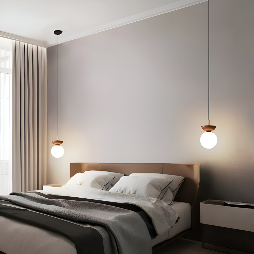 Närbild av Perle LED-taklampa, visar pärldetaljer och valnötsträ. Japansk modern design.