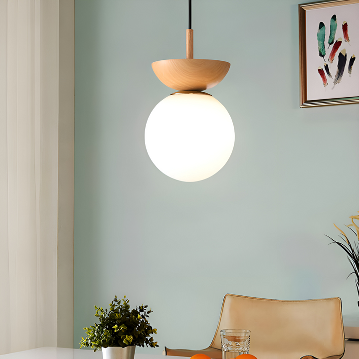 Valnötsträ och pärlor i Perle LED-taklampa. Japansk inspirerad modern takbelysning.