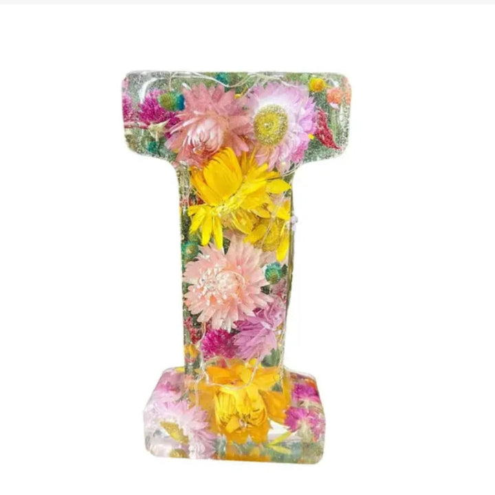 Unik sovrumslampa med torkade blommor och valfri bokstav i resin, handgjord och personlig.