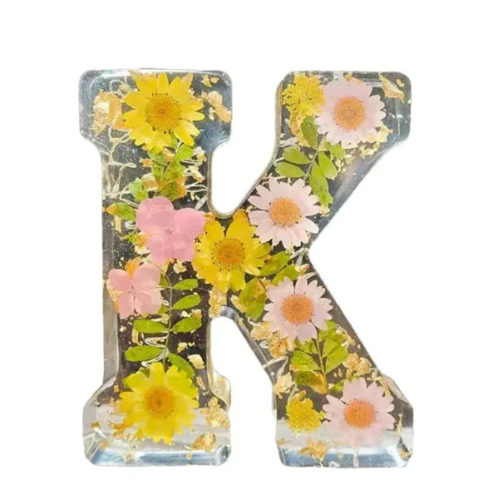 Personlig inredning: Harpiks nattlampa med blommor och anpassad bokstav, perfekt som present.