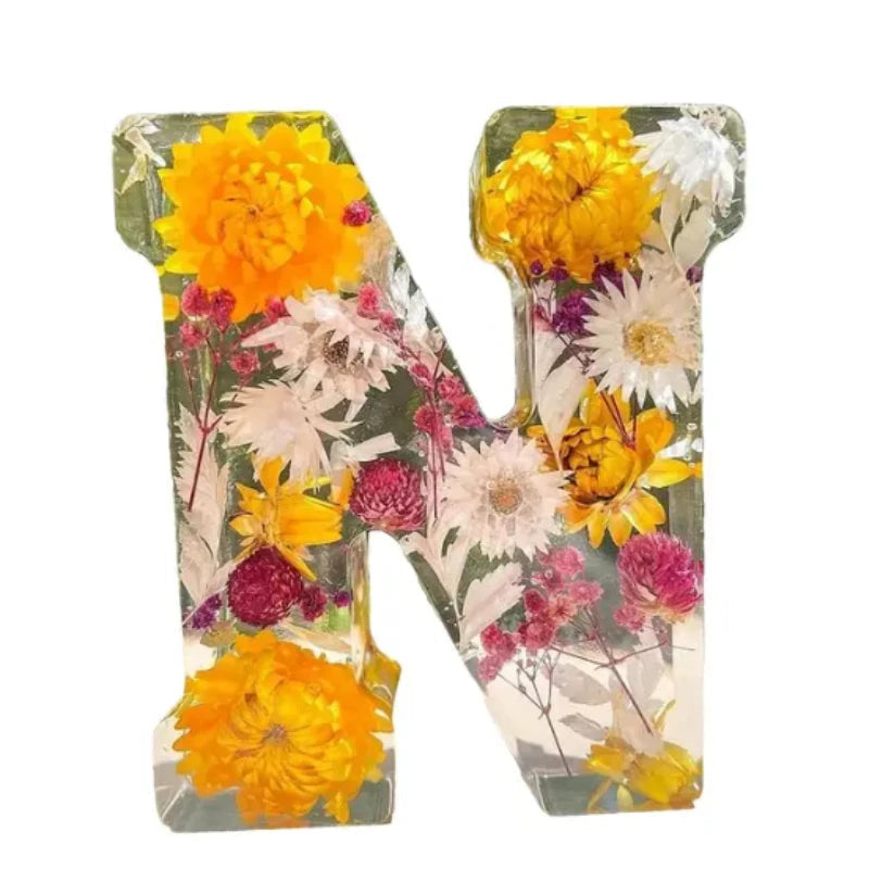 Stämningsfull nattlampa med torkade blommor och anpassad bokstav i harts, unik heminredning.