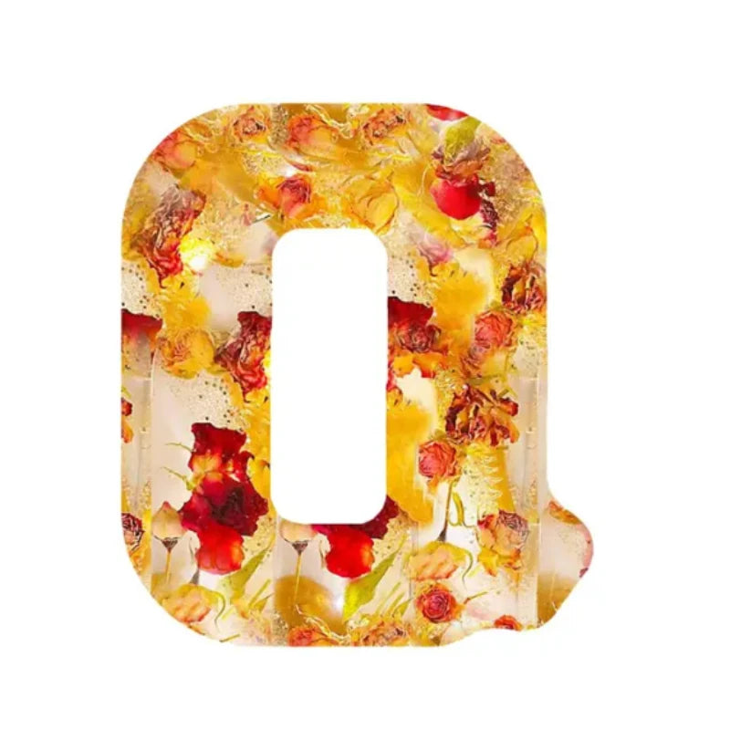 Personlig sovrumslampa med torkade blommor och anpassad bokstav, stämningsfull och unik nattlampa.