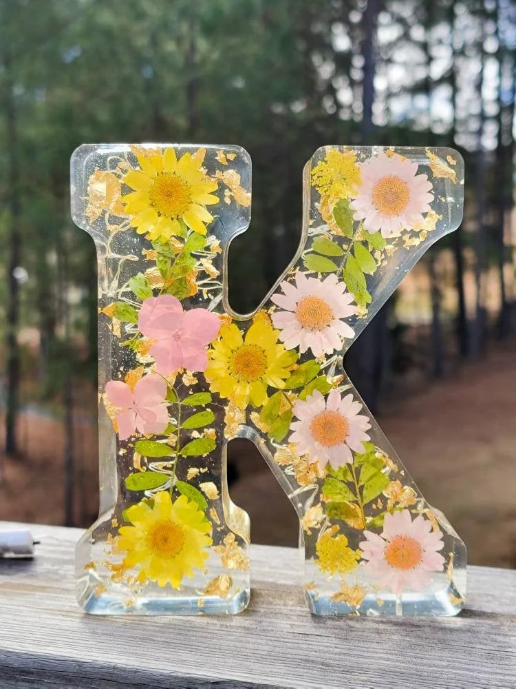 Unik nattlampa med inbäddade blommor i resin, anpassningsbar med bokstav, perfekt som personlig present.