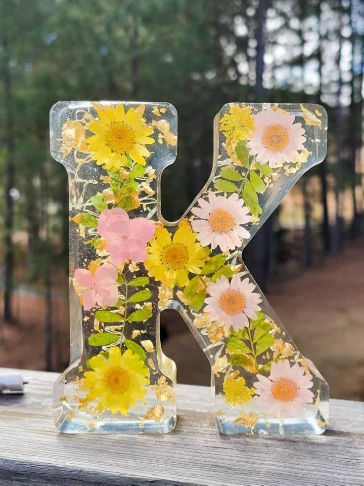 Unik nattlampa med inbäddade blommor i resin, anpassningsbar med bokstav, perfekt som personlig present.