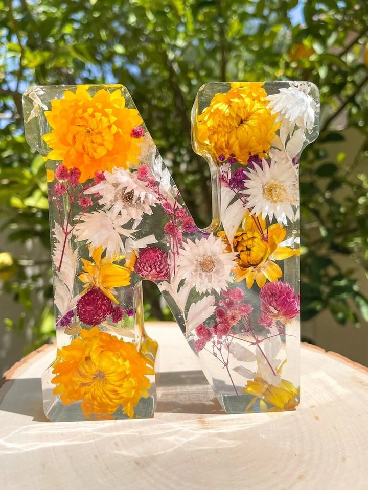 Blomsterharpikslampa med vald bokstav, mysig nattlampa som ger ett varmt sken, unik heminredning.