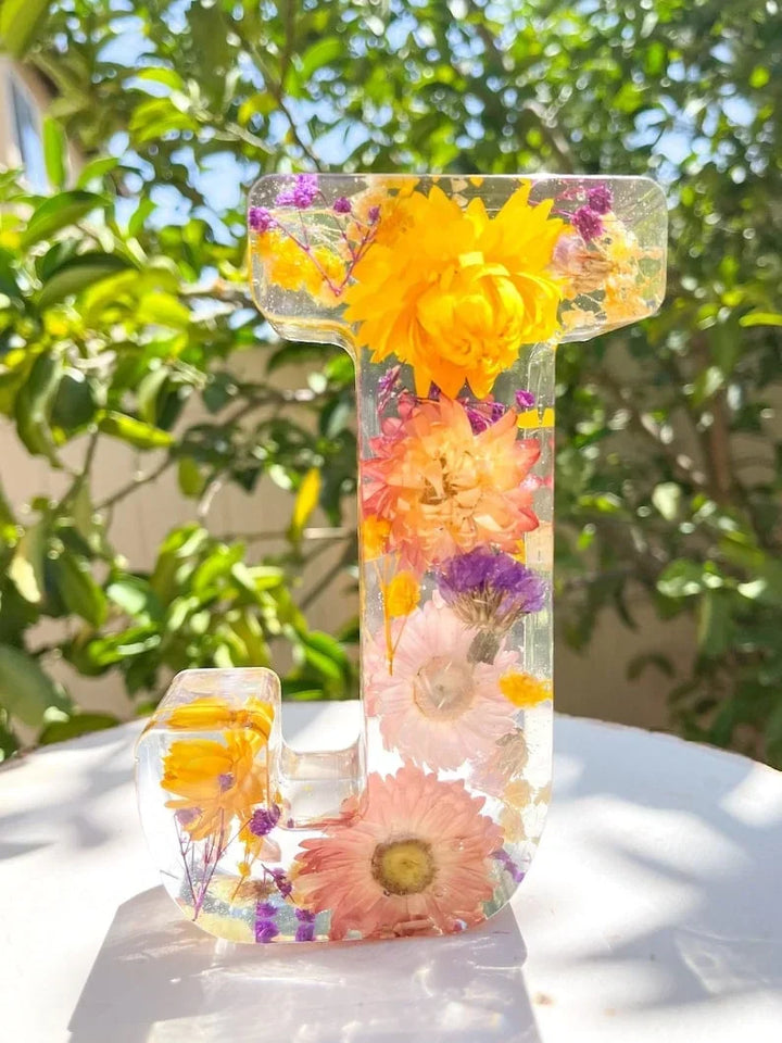 Personlig inredningsdetalj: Harpiks nattlampa med torkade blommor och LED-belysning, valfri bokstav.