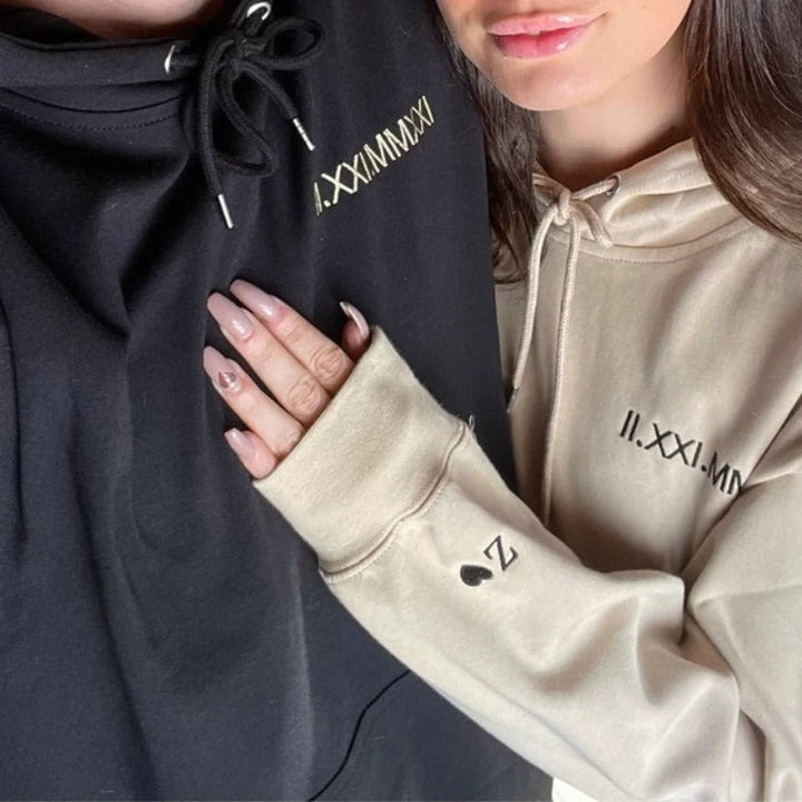 Personlig unisex tröja för par med anpassad design. Fira kärleken med unika matchande hoodies.