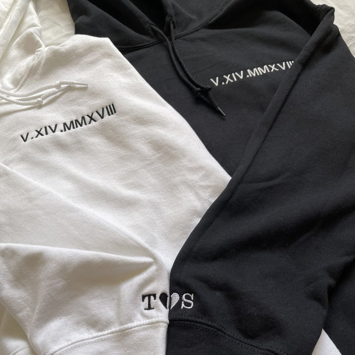 Bekväma matchande hoodies för par. Personlig kärlekspresent med unika romerska siffror.