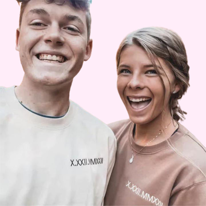 Romantisk present: matchande par hoodies med valfria romerska siffror för årsdagen.