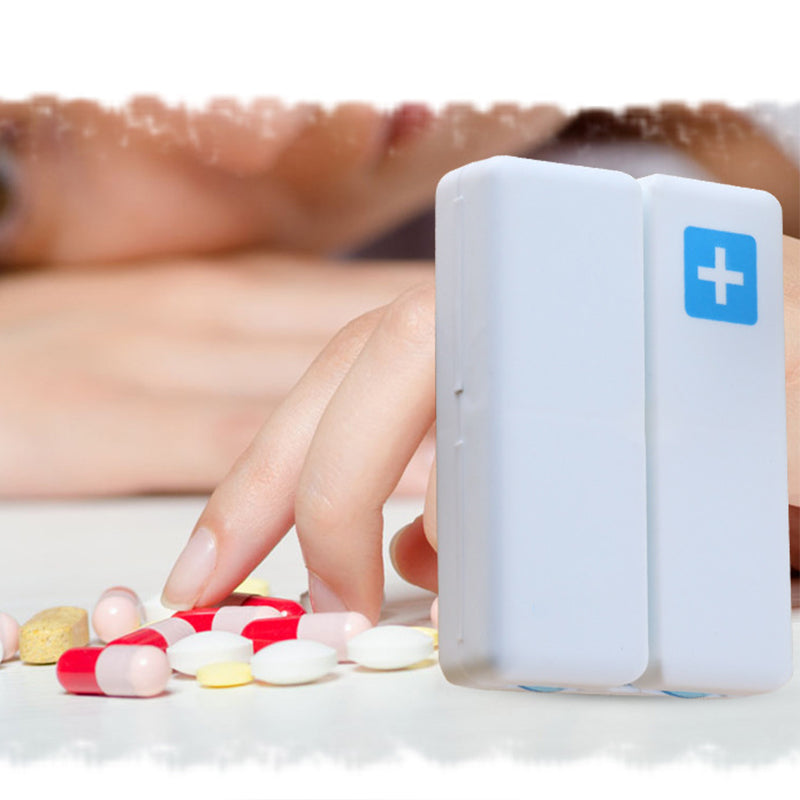"Pillerfodral med 7 fack i olika färger, magnetisk stängning, kompakt för resor."
