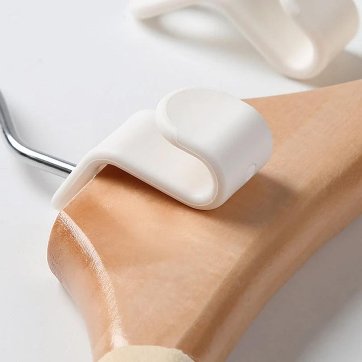 "Plastkrokar för klädgalgar i vit ABS-plast, rundade hörn, organiserar kläder och maximerar garderobsutrymme."