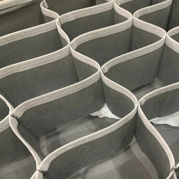 "Platsbesparande underklädesförvaring set i non-woven tyg, grå färg, håller underkläder organiserade och lättåtkomliga."