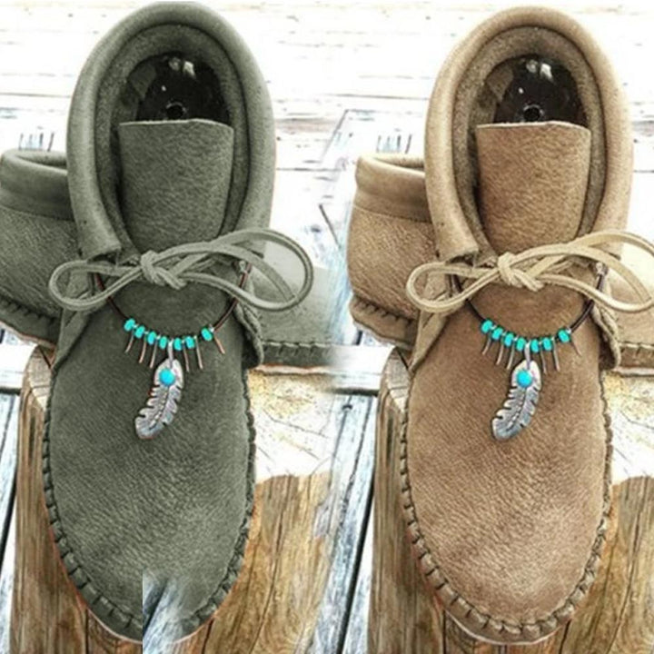 "Platta damklackar med fjäderdekor i PU-läder, elegant design med bekväm sula, perfekta för både strand och vardag."