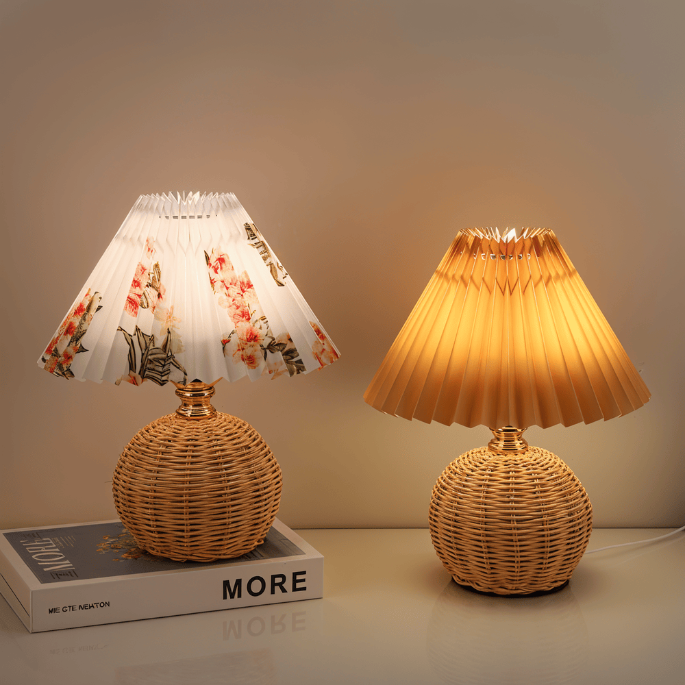 Plisserad bordslampa med lampskärm i retrostil för mysig nordisk heminredning.