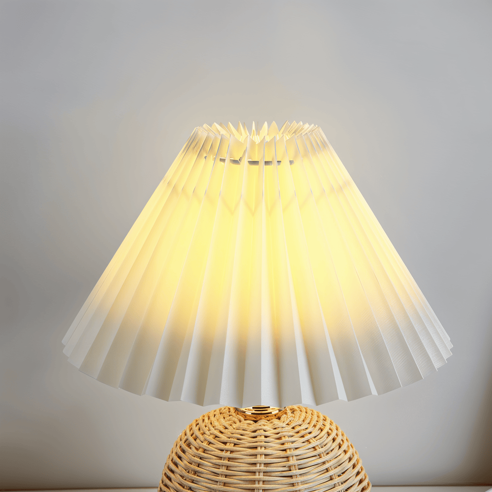 Bordslampa med plisserad textilskärm och vintage retrorotting, energieffektiv.