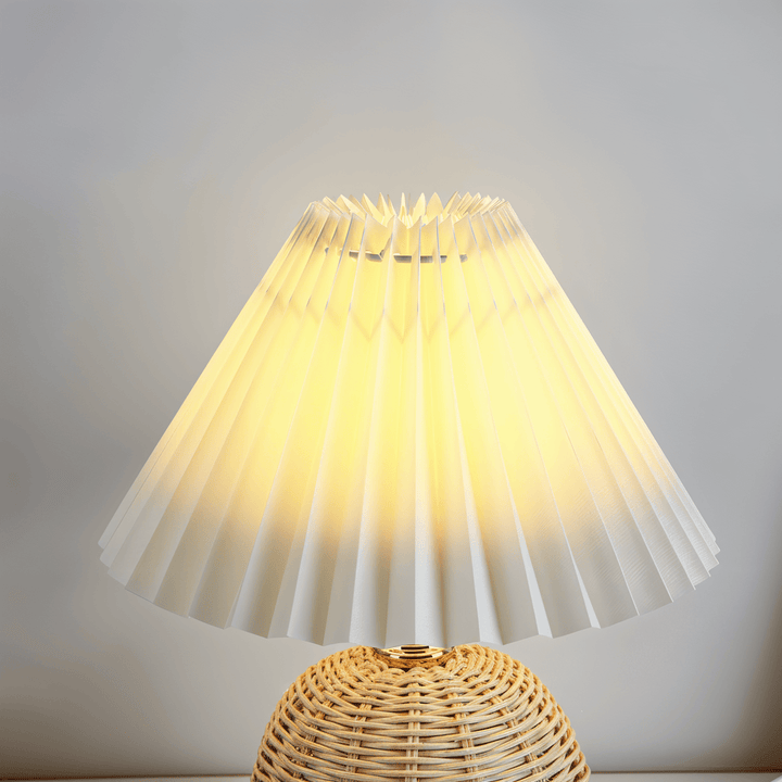 Bordslampa med plisserad textilskärm och vintage retrorotting, energieffektiv.