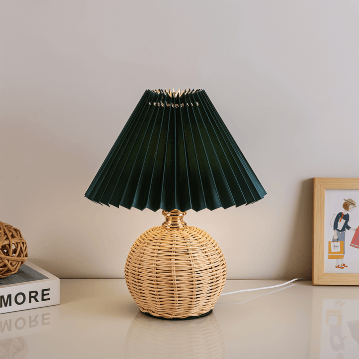 Stilren plisserad bordslampa med bas av retrorotting, för nordisk inredning.