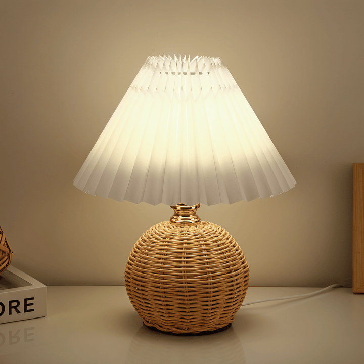 Plisserad bordslampa för sovrummet, med mysig belysning och retrorotting-detaljer.