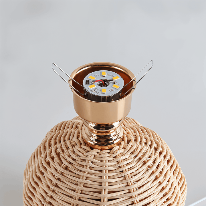 Dekorativ plisserad LED-lampa med retro rotingsdesign, idealisk hembelysning.