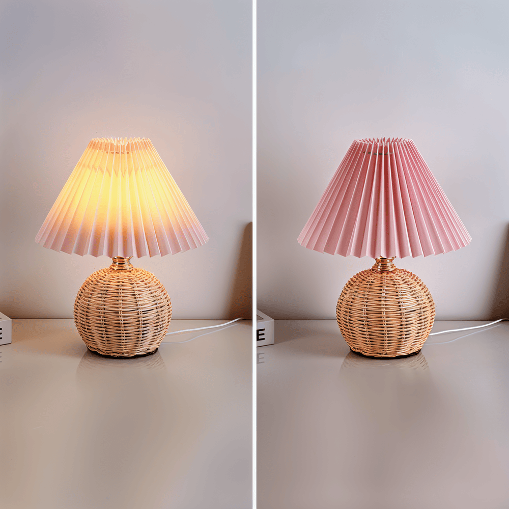 Elegant plisserad bordslampa, ger mysig belysning, med unik retrorotting-bas.