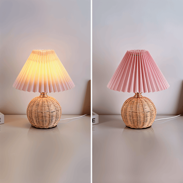Elegant plisserad bordslampa, ger mysig belysning, med unik retrorotting-bas.