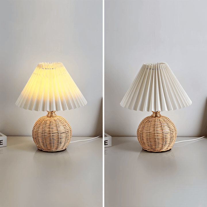 Nordisk design: plisserad bordslampa med rottingsbas och energieffektiv LED.