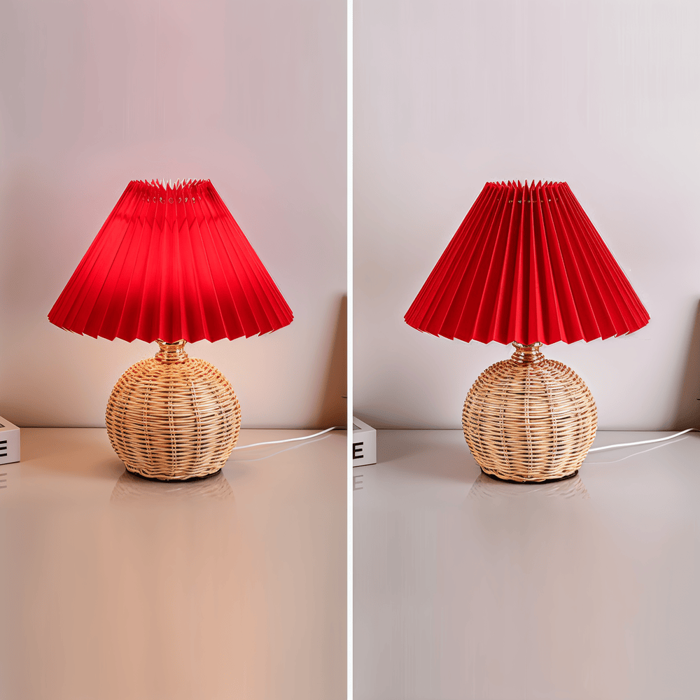 Retroinspirerad plisserad bordslampa med detaljer i rottning, för stämningsfullt ljus.