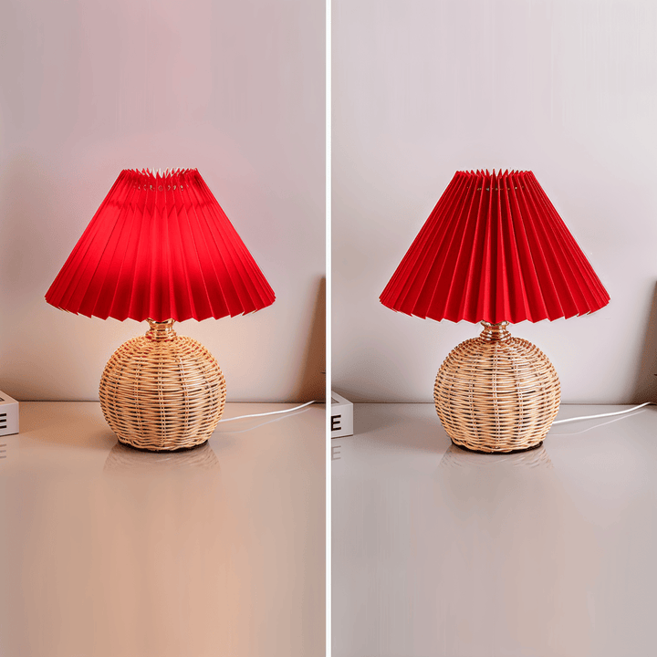 Retroinspirerad plisserad bordslampa med detaljer i rottning, för stämningsfullt ljus.