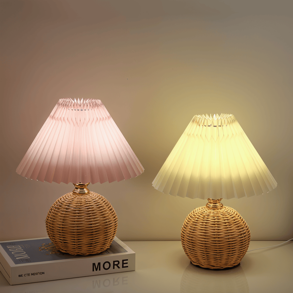 Elegant plisserad bordslampa med stativ i retrorotting, perfekt som vardagsrumslampa.