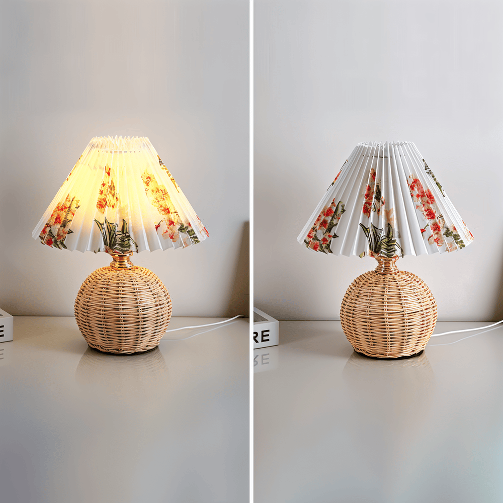 Plisserad bordslampa som stilfull inredningsdetalj med bas i retrorotting.