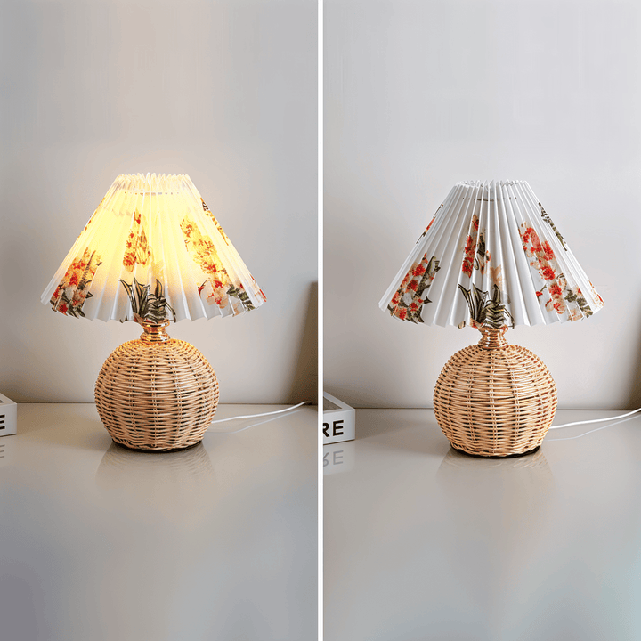 Plisserad bordslampa som stilfull inredningsdetalj med bas i retrorotting.