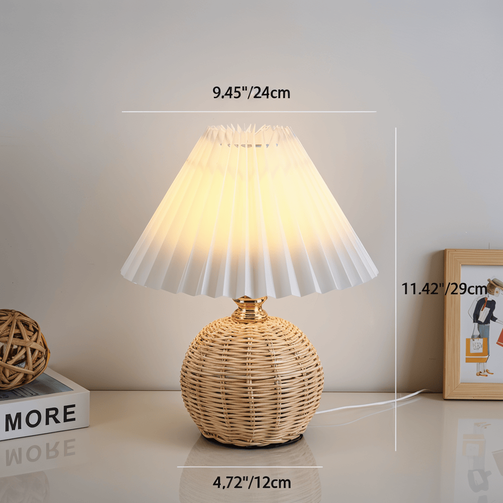 Plisserad LED-bordslampa för energieffektiv och stilfull belysning i hemmet.