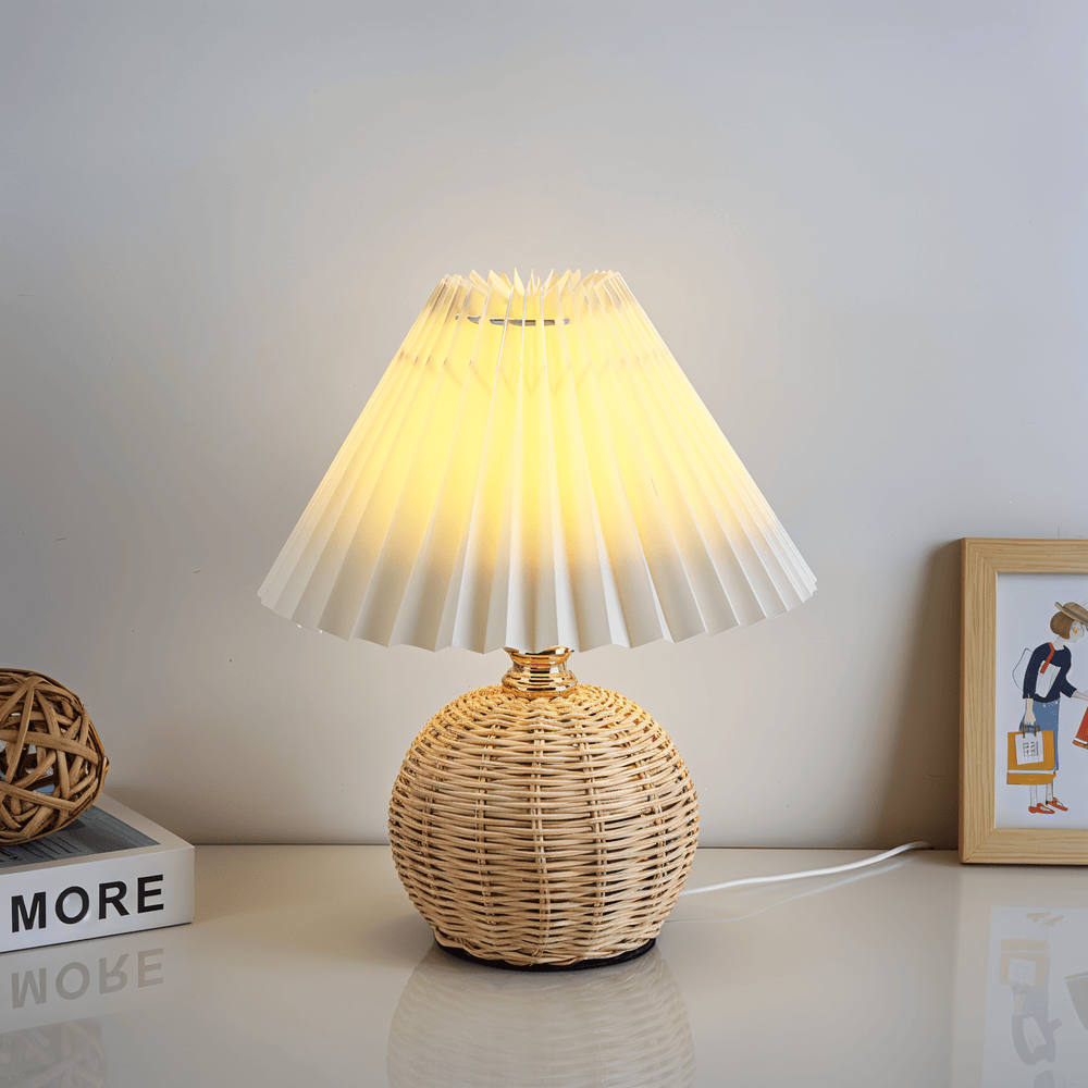 Mysig bordslampa med plisserad skärm och rottingsbas, för avkopplande atmosfär.