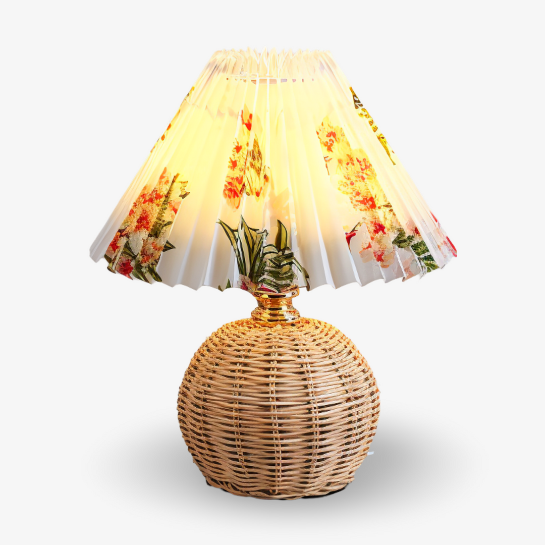 Dekorativ bordslampa: plisserad design med retrorotting, perfekt för vardagsrum.
