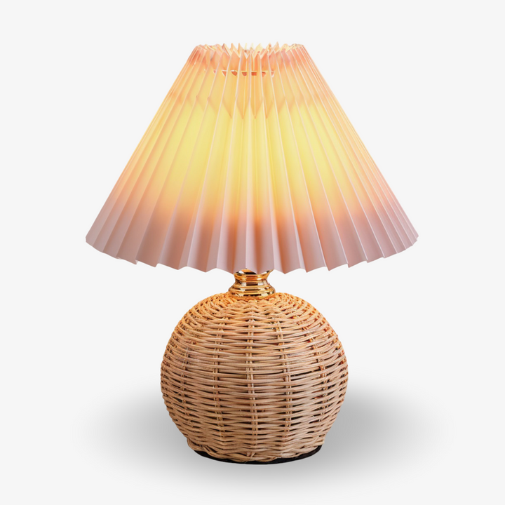 Plisserad bordslampa i tidlös design med inslag av retrorotting, nordisk charm.