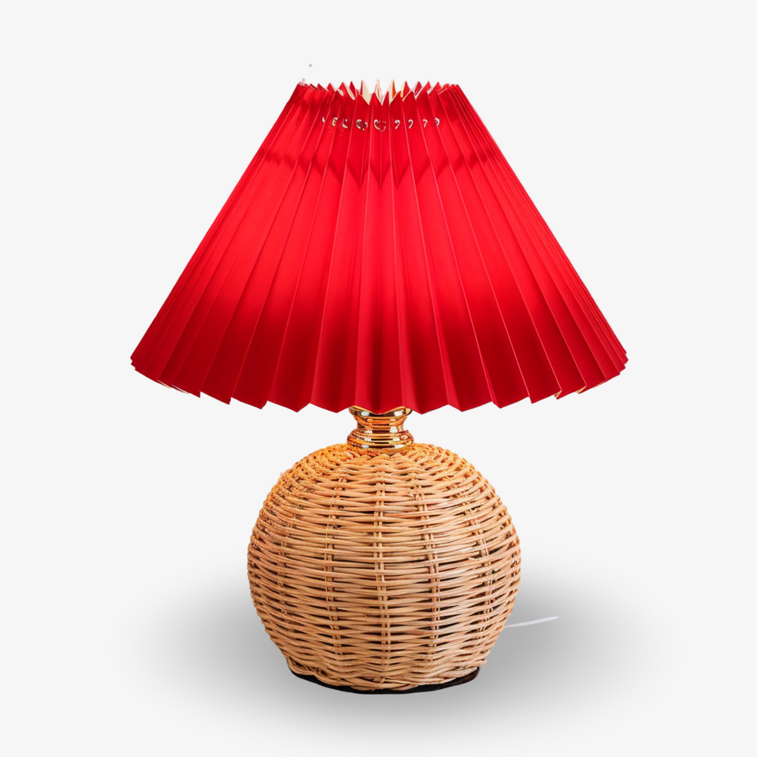 Plisserad lampa med naturlig retrorotting, ger varmt ljus till sovrum eller vardagsrum.