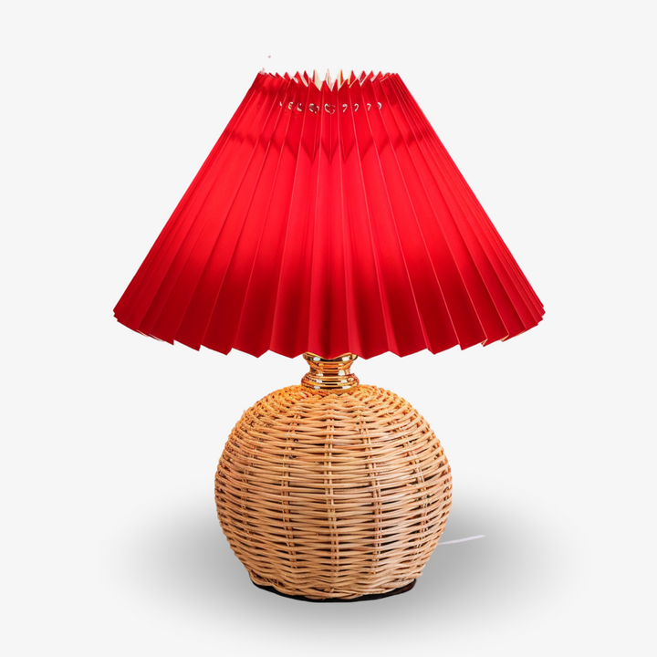 Plisserad lampa med naturlig retrorotting, ger varmt ljus till sovrum eller vardagsrum.