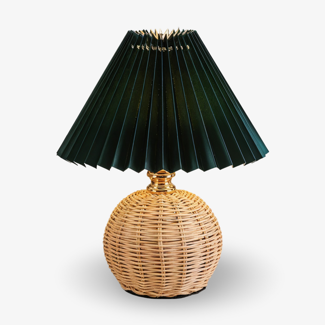 Energieffektiv LED-bordslampa, plisserad skärm och retro rottingsbas för mysig stil.