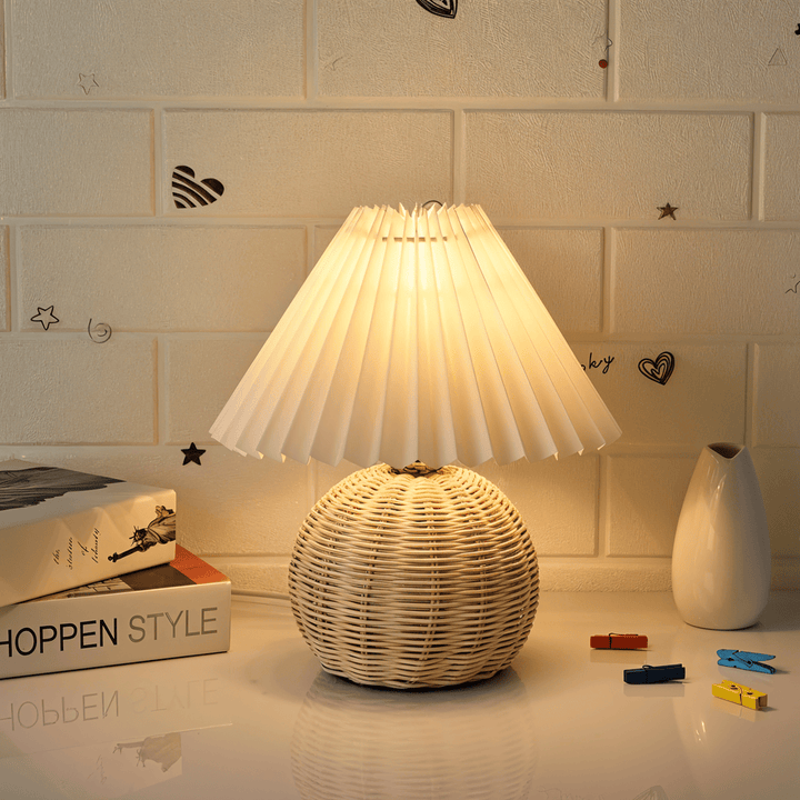 Energieffektiv LED-bordslampa med plisserad skärm och bas i retrorotting.