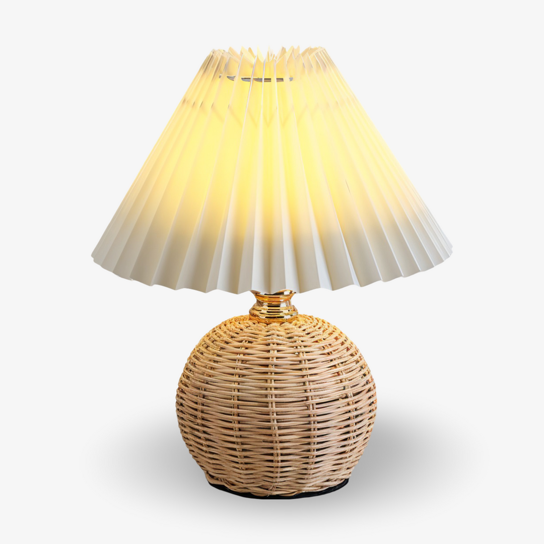Plisserad bordslampa med design i retrorotting, ger både stil och mysig belysning.