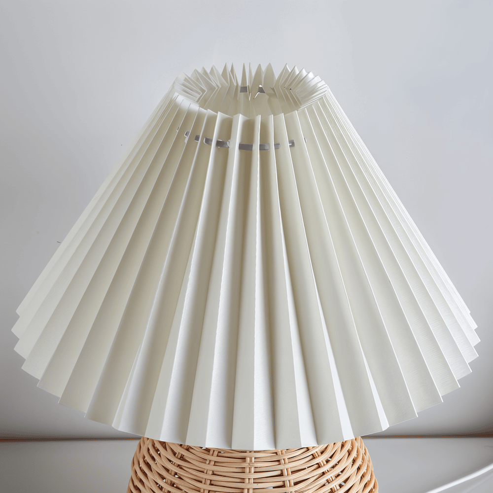 Stilfull bordslampa i nordisk design, plisserad skärm och detaljer i retrorotting.
