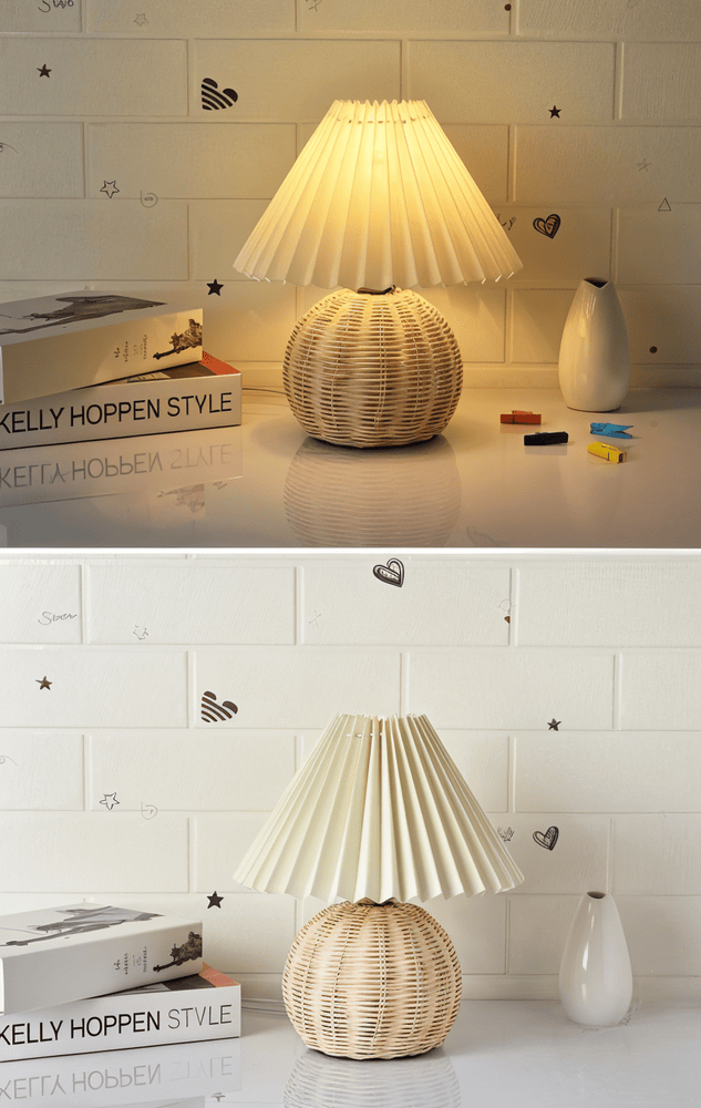 Mysig sovrumslampa: plisserad bordslampa med bas i retrorotting för mjuk belysning.