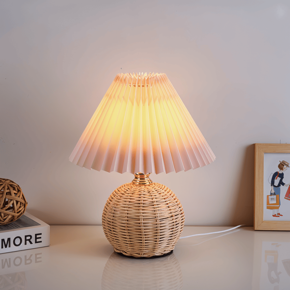 Vacker plisserad bordslampa med retrokänsla och rottingsdetaljer, nordisk stil.