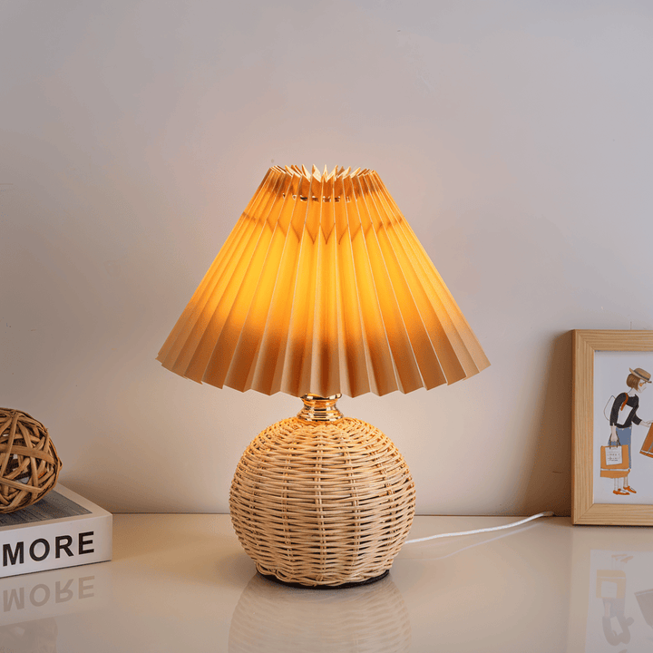 Modern plisserad bordslampa med robust bas i retrorotting, för stilfull belysning.