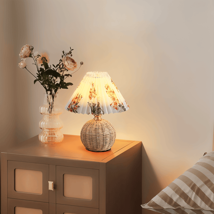 Unik bordslampa: plisserad skärm möter naturlig retrorotting, mysig LED-lampa.