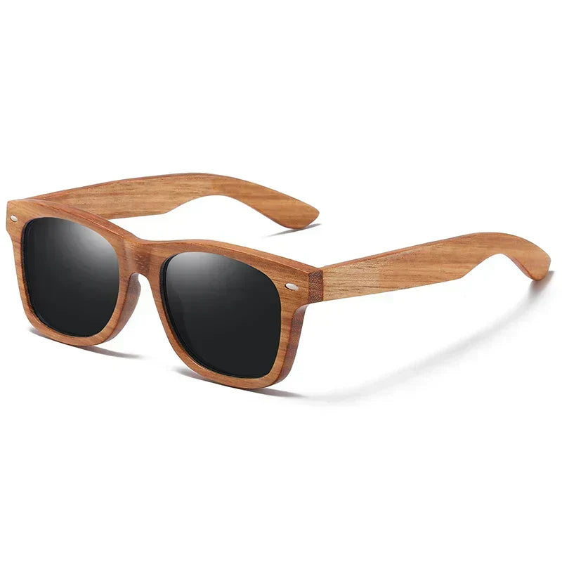 Njut av solen med dessa polariserade unisex solglasögon i bambu. UV400 ögonskydd, stil och komfort.