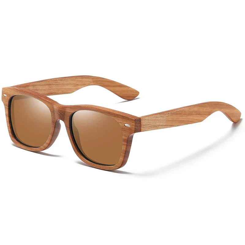 Eleganta unisex solglasögon i bambu. Polariserade linser och UV400 skydd. För en modern look.