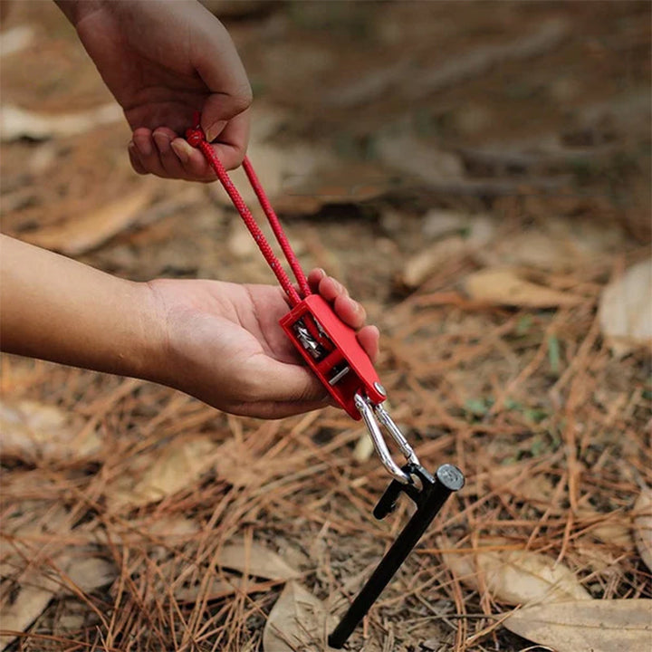 Portabel justerbar fixeringsrep, svart med reflextråd, inkluderar karbinhakar; idealiskt för camping- och utomhusbruk.