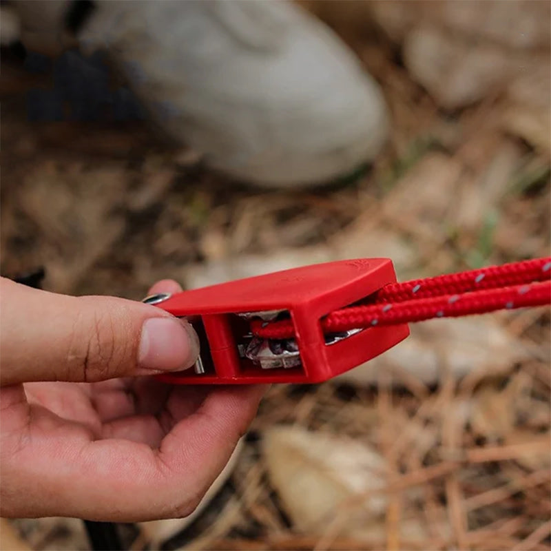 Portabel justerbar fixeringsrep, svart med reflextråd, inkluderar karbinhakar; idealiskt för camping- och utomhusbruk.